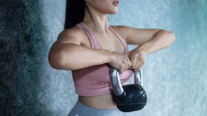 Si necesitas fortalecer los músculos de la espalda, empieza por este ejercicio: no hace falta ni salir de casa