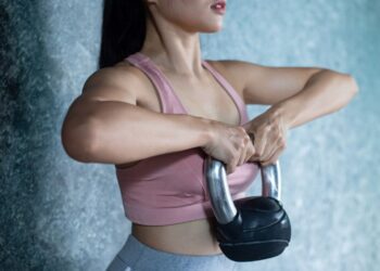 Mantener una técnica adecuada durante el ejercicio previene lesiones y protege la salud de la espalda. (Foto: Freepik)