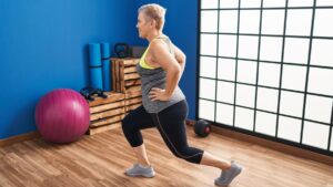 Ir al gimnasio está bien, pero hay un ejercicio mejor para hacer en casa si tienes más de 55 años: solo con tu iPhone