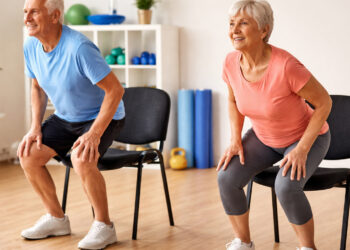 mayores de 60, silla, ejercicio