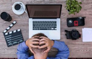 Hacer yoga está bien, pero este ejercicio es el mejor para combatir las migrañas a partir de los 40 años