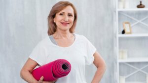 El ejercicio de bajo impacto que estabiliza y fortalece los músculos lumbares en mayores de 50 años