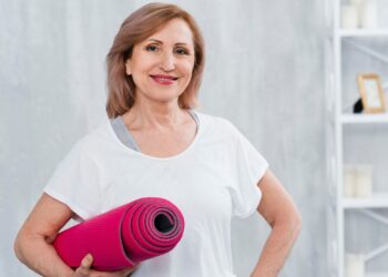 Mantener los músculos lumbares activos permite conservar la independencia y una postura correcta en el día a día. (Foto: Freepik)