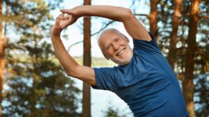 Los paseos están muy bien, pero los expertos dicen que esta es la mejor gimnasia para los mayores de 65 años