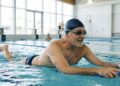 Hombre, piscina, nadar, ejercicio
