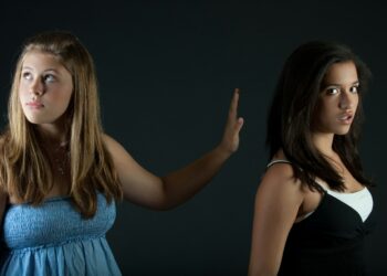 Si una persona no reconoce sus errores y echa la culpa a los demás tiene estos rasgos, según la psicología