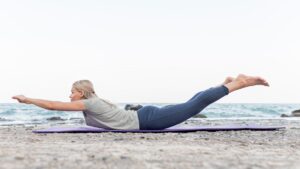 Mejor que trabajar en el jardín: el ejercicio que fortalece los músculos lumbares y la columna en mayores de 50 años