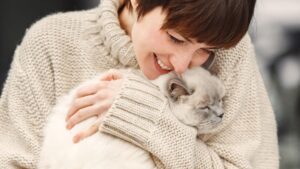 Ni crucigramas ni teléfono móvil: el mejor aliado para combatir la soledad pueden ser los gatos, según los expertos