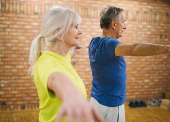 Pareja de adultos mayores haciendo ejercicio. (Foto: Freepik)