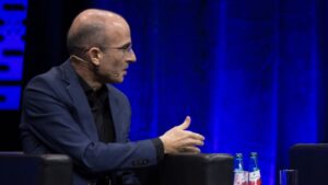 Yuval Noah Harari, filósofo: «Una bomba atómica no puede decidir dónde explotar; pero una IA sí»