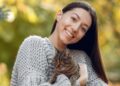 Una joven y su gato. (Foto: Freepik)
