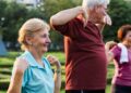 Un grupo de personas mayores haciendo ejercicio. (Foto: Freepik)