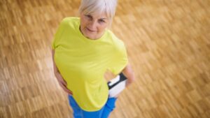 Nada de bandas elásticas: el ejercicio recomendado para que las mujeres de 55 años fortalezcan su espalda en casa