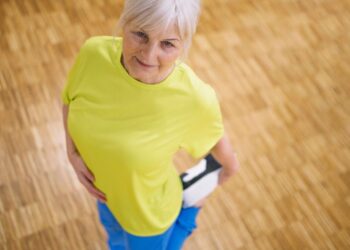 Mujer estirando en casa. (Foto: Freepik)