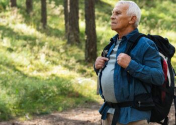 Adulto mayor practicando el ejercicio rucking. (Foto: Freepik)