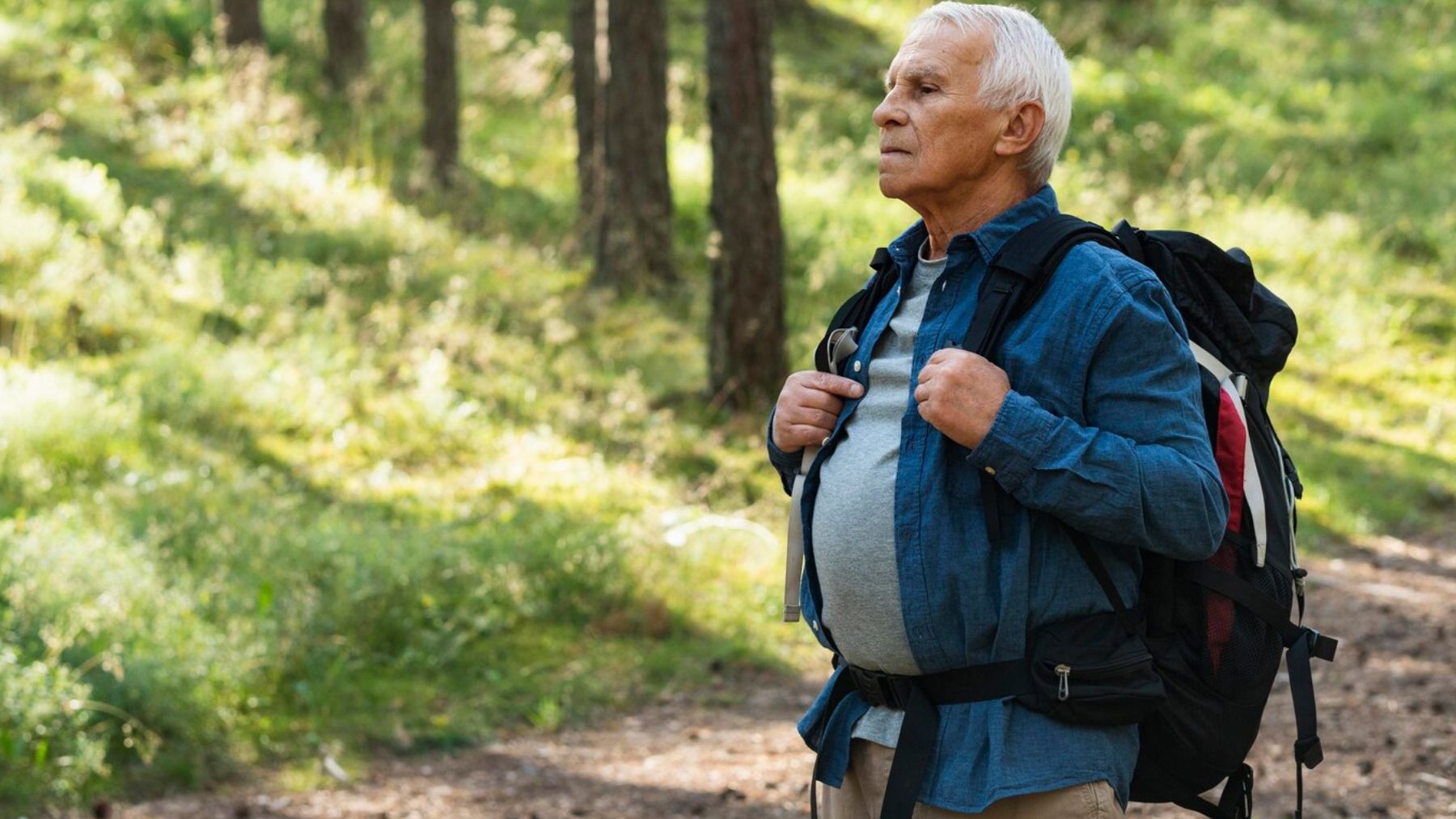 Adulto mayor practicando el ejercicio rucking. (Foto: Freepik)