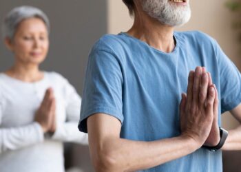Pareja de adultos mayores practicando Taichi. (Foto: Freepik)