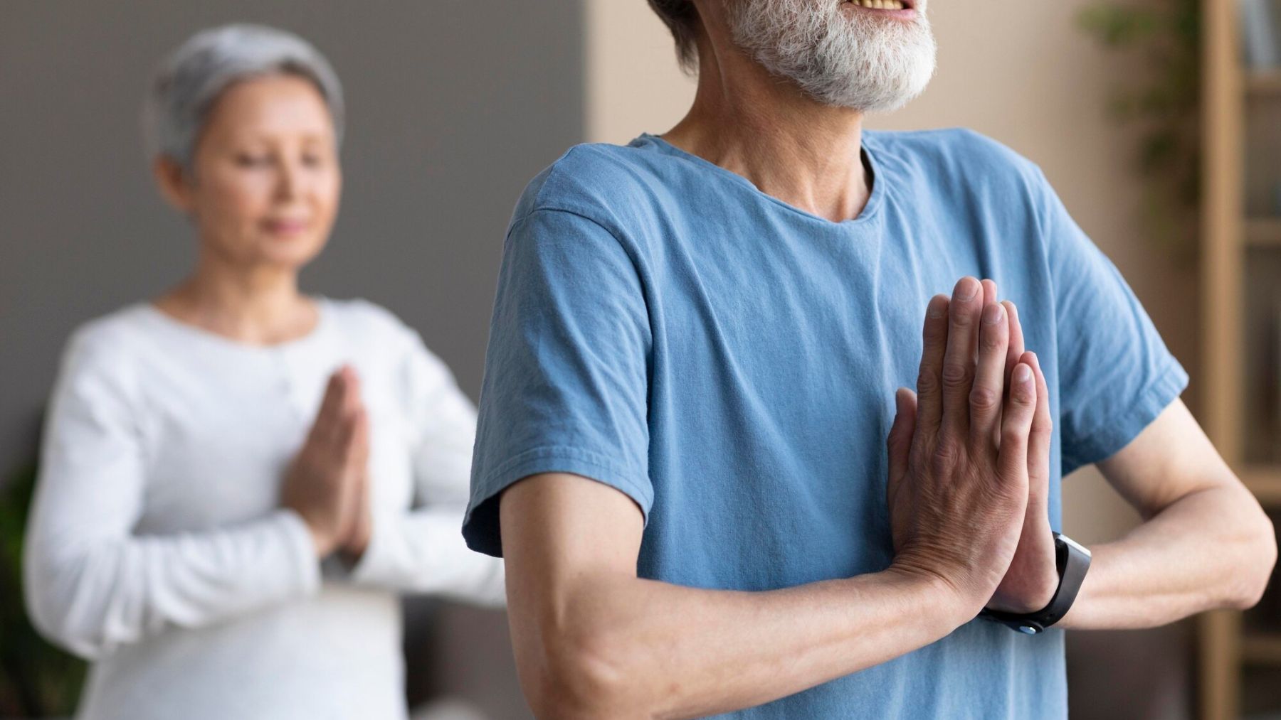 Pareja de adultos mayores practicando Taichi. (Foto: Freepik)