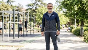 Ni nadar ni correr: el ejercicio de gimnasia recomendado para mejorar el equilibrio en adultos de más de 50 años