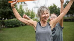 Ni andar ni correr: el disruptivo ejercicio recomendado para mayores de 65 años que mejora equilibrio y flexibiilidad