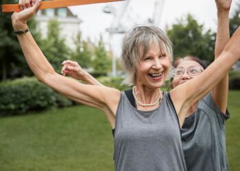 Persona mayor realizando ejercicio. (Foto: Freepik)