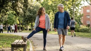 Ni nadar ni montar en bici: el innovador ejercicio para que los mayores de 60 años aumenten su resistencia sin impacto