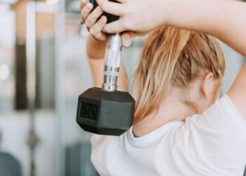 Ni caminar ni hacer pilates: este es el mejor ejercicio para frenar el envejecimiento a partir de los 50 años