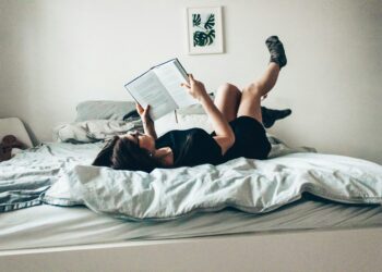 Las personas que leen antes de irse a dormir tienen estas características en común, según la psicología