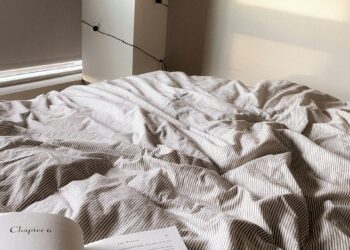 Las personas que leen antes de irse a dormir tienen estas características en común, según la psicología