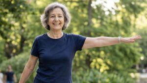 La bici está bien, pero hay una opción mejor: el ejercicio de gimnasia recomendado para mejorar el equilibrio con 60 años