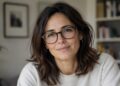 Mujer, gafas, ansiedad, perfeccionismo