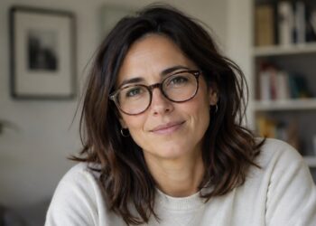 Mujer, gafas, ansiedad, perfeccionismo