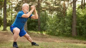 Ni bici ni pesas: el mejor ejercicio de gimnasia para que los mayores de 60 años ganen equilibrio con bajo impacto