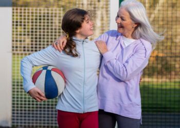 Una niña y su abuela realizan ejercicio juntas. Foto: Freepik