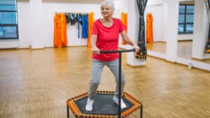 La propiocepción ayuda, pero hay una opción mejor: el desconocido ejercicio de gimnasia para ganar equilibrio con más de 60 años