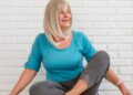 Mujer adulta haciendo ejercicio. Foto: Freepik
