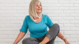 Olvida el gimnasio: el ejercicio de pilates en silla recomendado para que los mayores de 65 años mejoren su movilidad de brazos