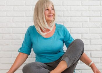 Mujer adulta haciendo ejercicio. Foto: Freepik