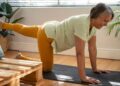 Mujer haciendo ejercicio en colchoneta de yoga. Foto: Freepik