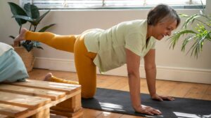 Muchos van a pilates, pero este es el mejor ejercicio de gimnasia para que los mayores de 60 años mejoren su equilibrio en casa