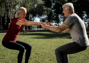 Pareja mayor en el parque haciendo ejercicio. (Foto: Freepik/Magnific)