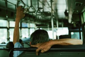 Si eres de los que prefiere el asiento de la esquina cuando vas en transporte público la psicología tiene un mensaje para ti