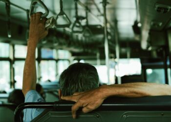 Si eres de los que prefiere el asiento de la esquina cuando vas en transporte público la psicología tiene un mensaje para ti