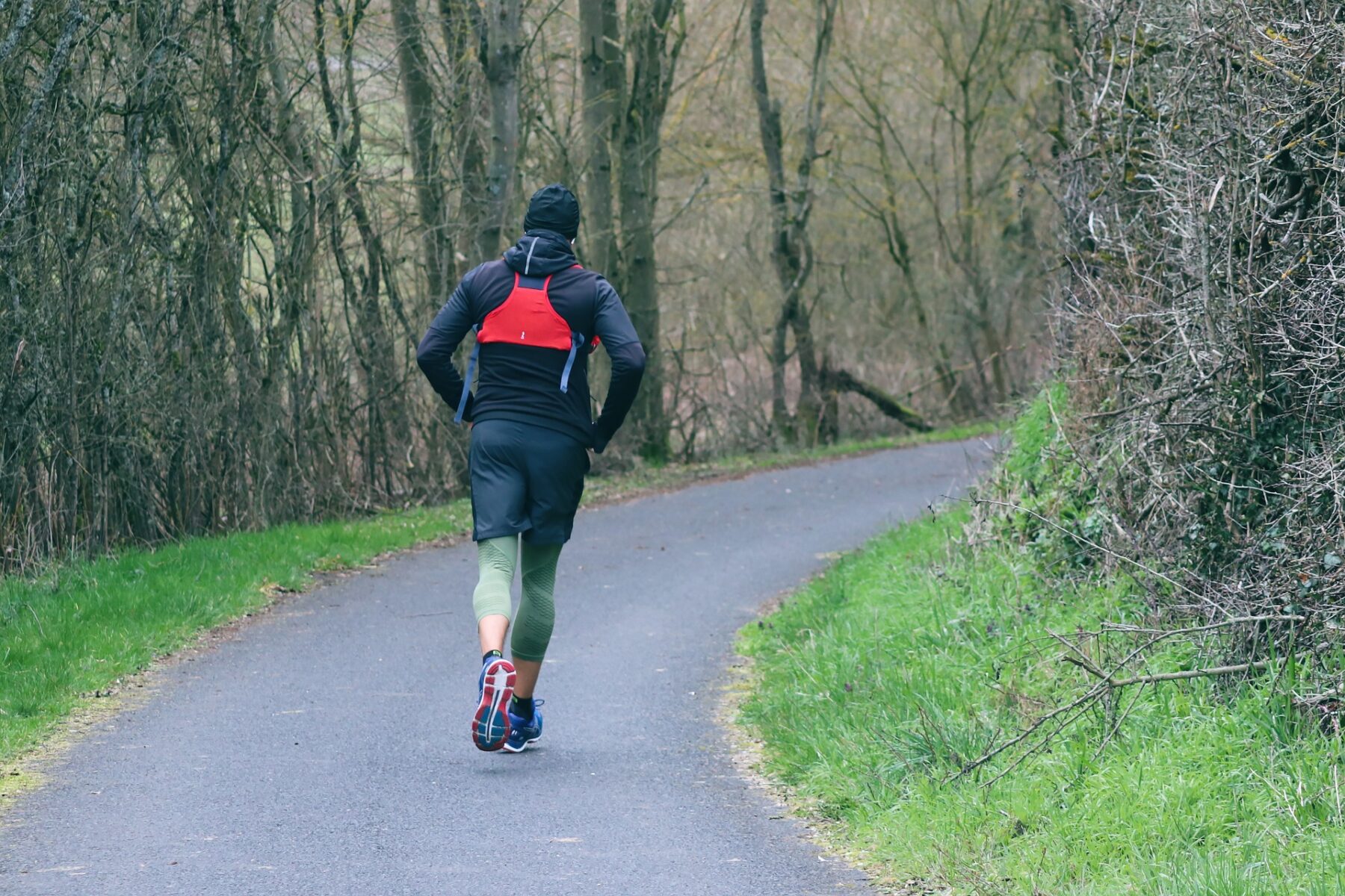 Salir a caminar en lugar de ir al gimnasio ayuda mucho, pero solo funciona si la caminata dura al menos 30 minutos seguidos, sin interrupciones y a una velocidad constante de 5 km/h