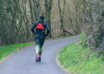 Salir a caminar en lugar de ir al gimnasio ayuda mucho, pero solo funciona si la caminata dura al menos 30 minutos seguidos, sin interrupciones y a una velocidad constante de 5 km/h