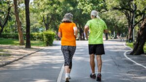 Todos los entrenadores coinciden: el sencillo ejercicio que quema 75.000 calorías al año y podría hacer tu abuela