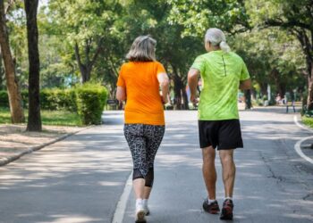 Adultos mayores haciendo ejercicio en el parque. Foto: Freepik