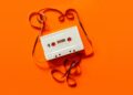 La psicología dice que las personas que crecieron entre cassettes y teléfonos fijos desarrollaron esta poderosa habilidad