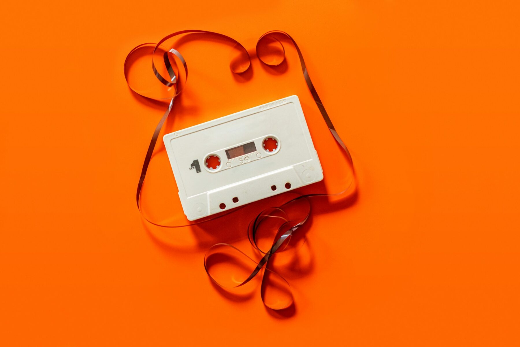 La psicología dice que las personas que crecieron entre cassettes y teléfonos fijos desarrollaron esta poderosa habilidad