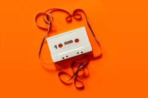 La psicología dice que las personas que crecieron entre cassettes y teléfonos fijos desarrollaron esta poderosa habilidad
